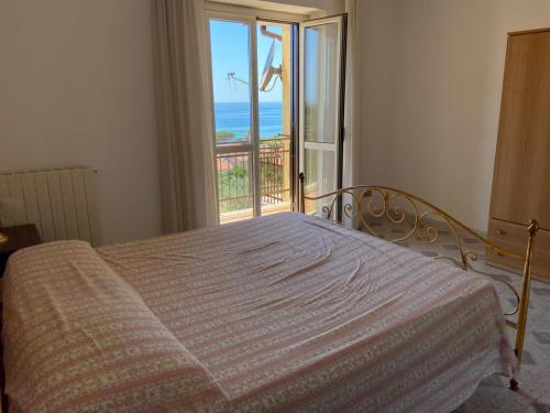 una camera con letto e vista sull'oceano di Appartamento denilu a Cittadella del Capo