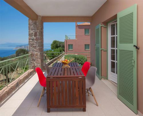 En balkong eller terrass på Aegina Colors