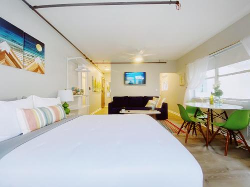 1 dormitorio con 1 cama y sala de estar en Rock Apartments by Lowkl, en Miami Beach