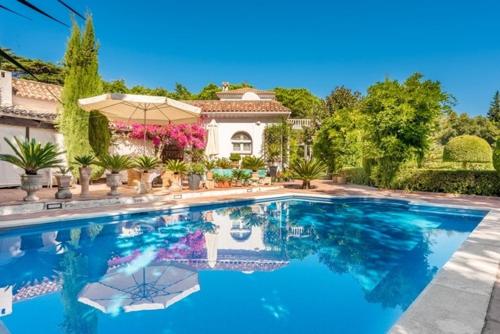 una piscina di fronte a una casa di Peace & Tranquility, Sotogrande, Spain a Sotogrande