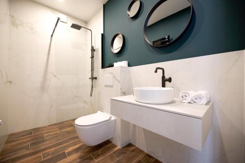 een badkamer met een wastafel, een toilet en een spiegel bij Luxury home near Tour Eiffel in Parijs