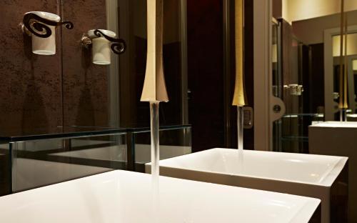 a bathroom with a white sink and a mirror at LE RÊVE DE NAIM Roma in Rome