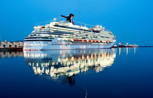 een cruiseschip is aangemeerd in het water bij Holiday Inn Miami Beach-Oceanfront, an IHG Hotel in Miami Beach