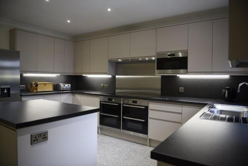 A kitchen or kitchenette at Lattice Lodge 