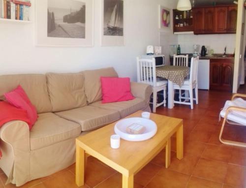 een woonkamer met een bank en een tafel bij Appartment Playa Mogan Hungaria 4 in Puerto de Mogán