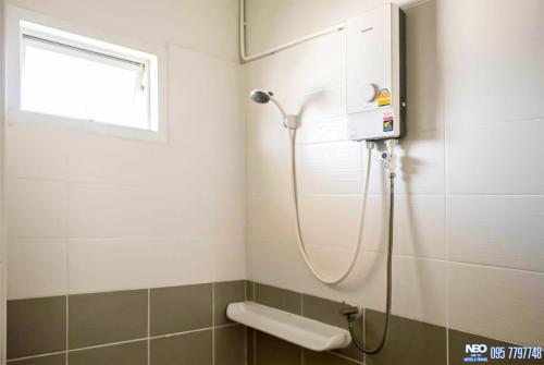 a shower in a bathroom with a window at Neo km10โรงแรมที่พักใกล้สนามบินอู่ตะเภา แสมสาร สัตหีบ บ้านฉาง in Sattahip