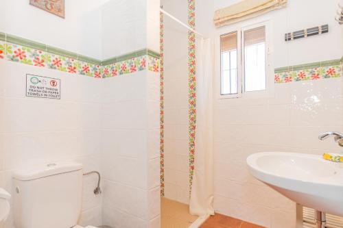 アラウリン・エル・グランデにあるCubo's Finca Patiのバスルーム(トイレ、洗面台付)