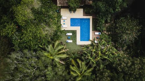 una vista aérea de una casa con piscina en Mata N'ativa Pousada, en Trancoso