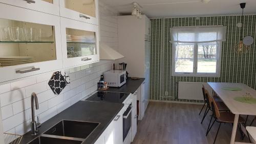 Een keuken of kitchenette bij Sörgårdens gästlägenhet 1-4 personer