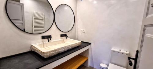 ラメトリャ・デ・マールにあるLaCasadelMarAmetllaの洗面台と鏡のあるバスルーム