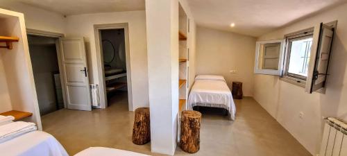 ラメトリャ・デ・マールにあるLaCasadelMarAmetllaのベッドが2つと窓がある小さな部屋