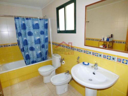 a bathroom with a toilet and a sink and a mirror at Overnachtingen in El-Altet in El Altet