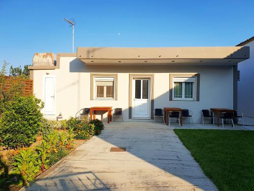 Casa con patio con mesa y sillas en Repanidi Apartments, en Repanídhion