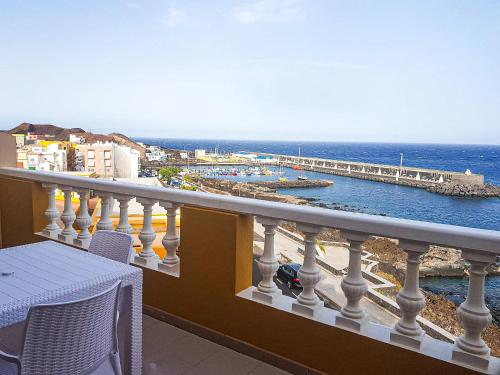 een balkon met uitzicht op de oceaan bij Apartamento con maravillosas vistas en primera línea in La Restinga