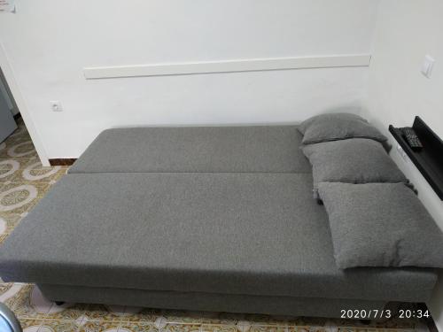 uma cama encostada em uma parede branca em um quarto em loft turistic em San Vicente dels Horts