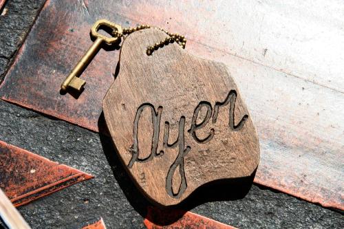 a wooden tag with a key on a table at Estancia La Paz casa de campo in Paysandú