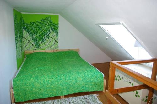 Postel nebo postele na pokoji v ubytování Balatonfestő Apartman Veszprém