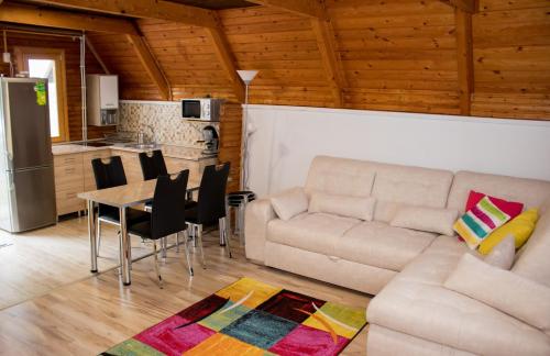 sala de estar con sofá y mesa en Napsugár Vendégház Bükkszentkereszt en Bükkszentkereszt