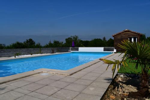 Mérignac的住宿－L'En Haut des Vignes，后院的大型游泳池