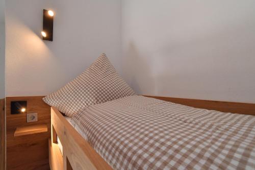 Una cama o camas en una habitación de DER OCHSEN