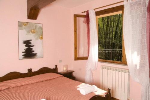 a bedroom with a bed and a window at Hotel Residence Sant'Uberto in Roccastrada