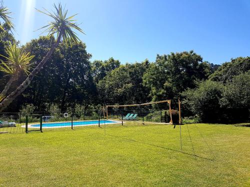 een volleybalveld met een net in een veld bij Casa de Requeixo in Póvoa de Lanhoso