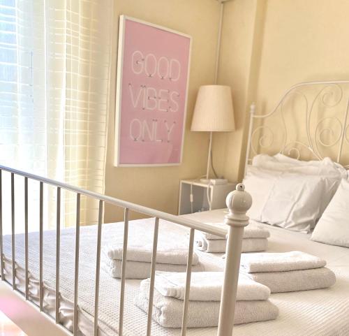 Łóżko lub łóżka w pokoju w obiekcie Seaside comfy apartment/ Palaio Faliro