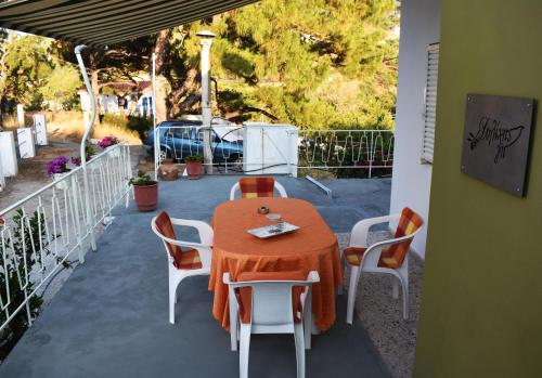 una mesa y sillas en un patio en Dolihis gi, Poseidon, en Gialiskari