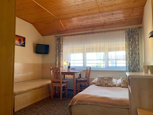 ブワディスワボボにあるU Aniolaのベッド、テーブル、窓が備わる客室です。