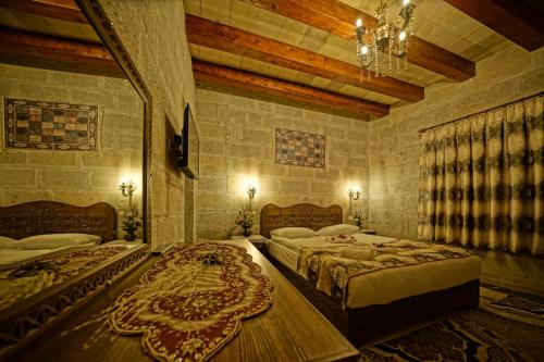 Un pat sau paturi într-o cameră la Goreme Valley Cave House