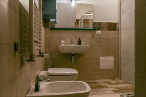 La salle de bains est pourvue de toilettes et d'un lavabo. dans l'établissement B&B Interno SG, à LʼAquila