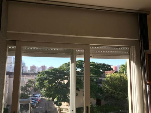 een raam met uitzicht op de stad bij POA zona norte - melhor opção - completíssimo in Porto Alegre