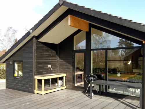 Bøtø Byにある14 person holiday home in V ggerl seの黒家(テーブル付きのデッキ付)