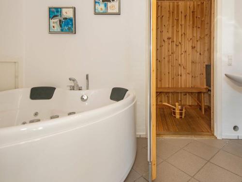 Koupelna v ubytování Holiday Home Pøt Strandby IX