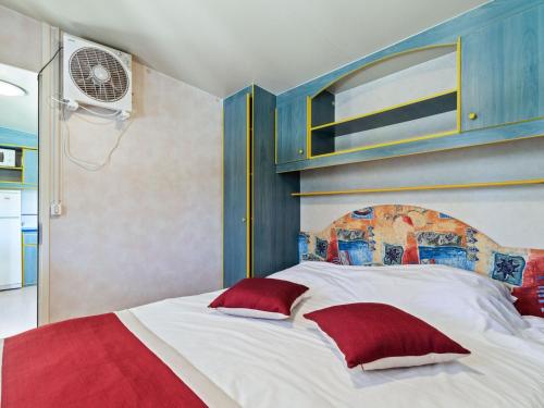 sypialnia z dużym łóżkiem z czerwonymi poduszkami w obiekcie Mobile Home in Banjole near Beach Centinera w mieście Banjole