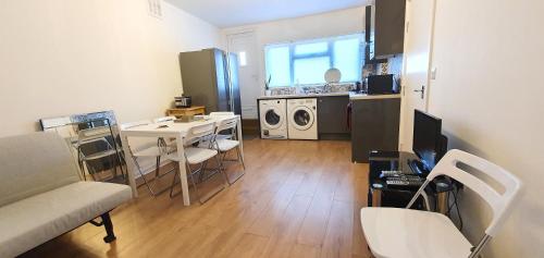 een woonkamer met een keuken en een eetkamer bij Grace Apartments - Living Stone 2 in Ashford