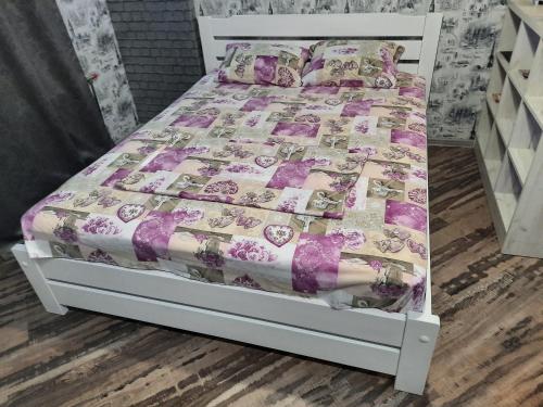 - une chambre avec un lit doté d'un couvre-lit rose dans l'établissement Apartment on Yuvilejnyj avenue, à Kharkov