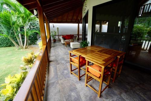 a wooden table and chairs on a patio at Cozy Cottage Posada Turistica in San Andrés