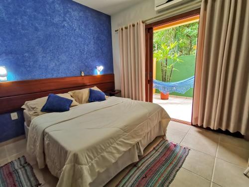 弗洛里亚诺波利斯Pousada Ilha dos Anjos的卧室里有一张床，墙壁是蓝色的