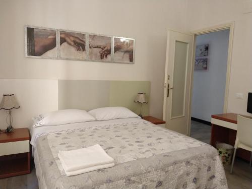 ラ・スペツィアにあるアッフィタカメーレ ラ スペツィア インのベッドルーム1室(ベッド1台、タオル2枚付)