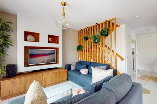 sala de estar con sofá azul y TV en MickeyRelax - House Spa Sauna next Disneyland Paris, en Villeneuve-le-Comte