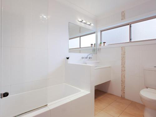 une salle de bains blanche avec toilettes et lavabo dans l'établissement Rubys Retreat, 44 Achilles Street - pet friendly, aircon, wifi & boat parking, à Shoal Bay