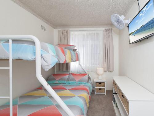 Katil dua tingkat atau katil-katil dua tingkat dalam bilik di Shoal Towers, unit 1 11 Shoal Bay Road - Wi Fi Air Conditioning fantastic unit across the road from beach