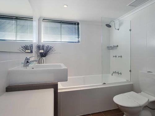 biała łazienka z umywalką i toaletą w obiekcie Skyline, 6,12 Thurlow Avenue - Unit with stunning views, Aircon and Wi-fi w mieście Nelson Bay