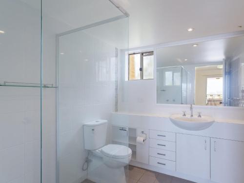 ein weißes Bad mit einem WC und einem Waschbecken in der Unterkunft The Clippers 3 fabulous waterfront unit in Salamander Bay