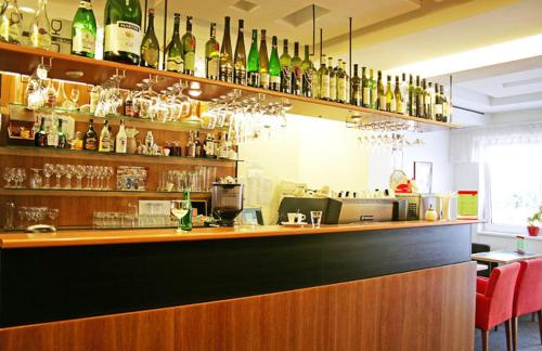 un bar con un montón de botellas de vino en Hotel Maxim, en Svätý Jur