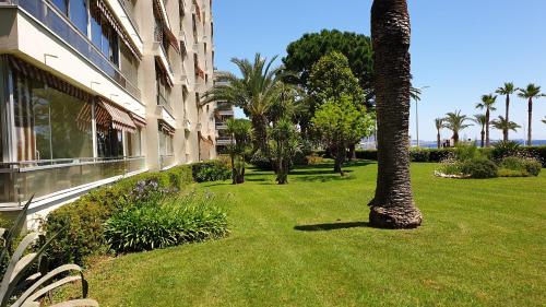 Garden and beach sea view apartment Cannes photo 29