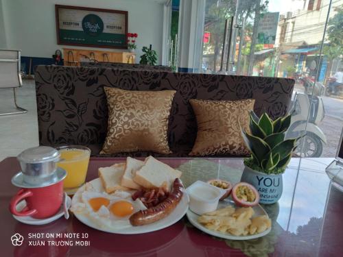 ein Tablett mit Frühstücksspeisen auf einem Tisch in der Unterkunft JAMERIK TACO BAR - Hostel in Ninh Bình