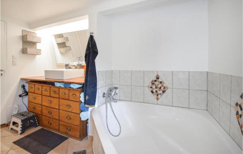 Bathroom sa Pet Friendly Home In Juelsminde With Wifi