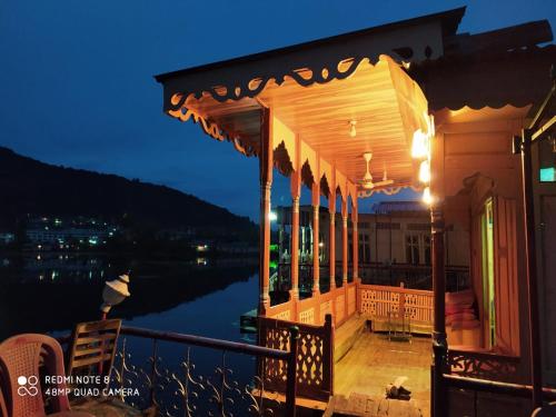 ein Haus mit Blick auf das Wasser in der Nacht in der Unterkunft Houseboat New Jahangir And Morning Car in Srinagar